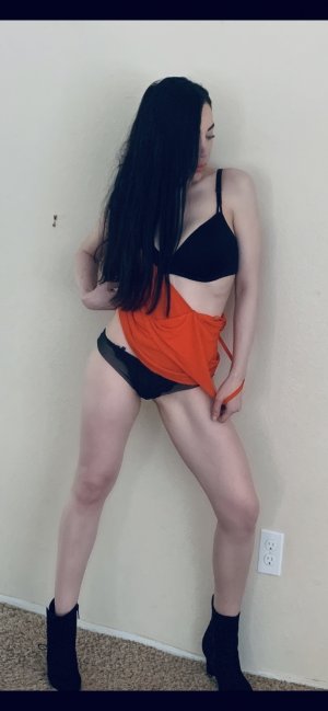 Alejandra sex club & model live escort